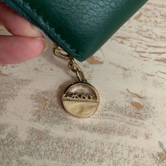 DKNY continental wallet zip around green - Picture 3 of 9